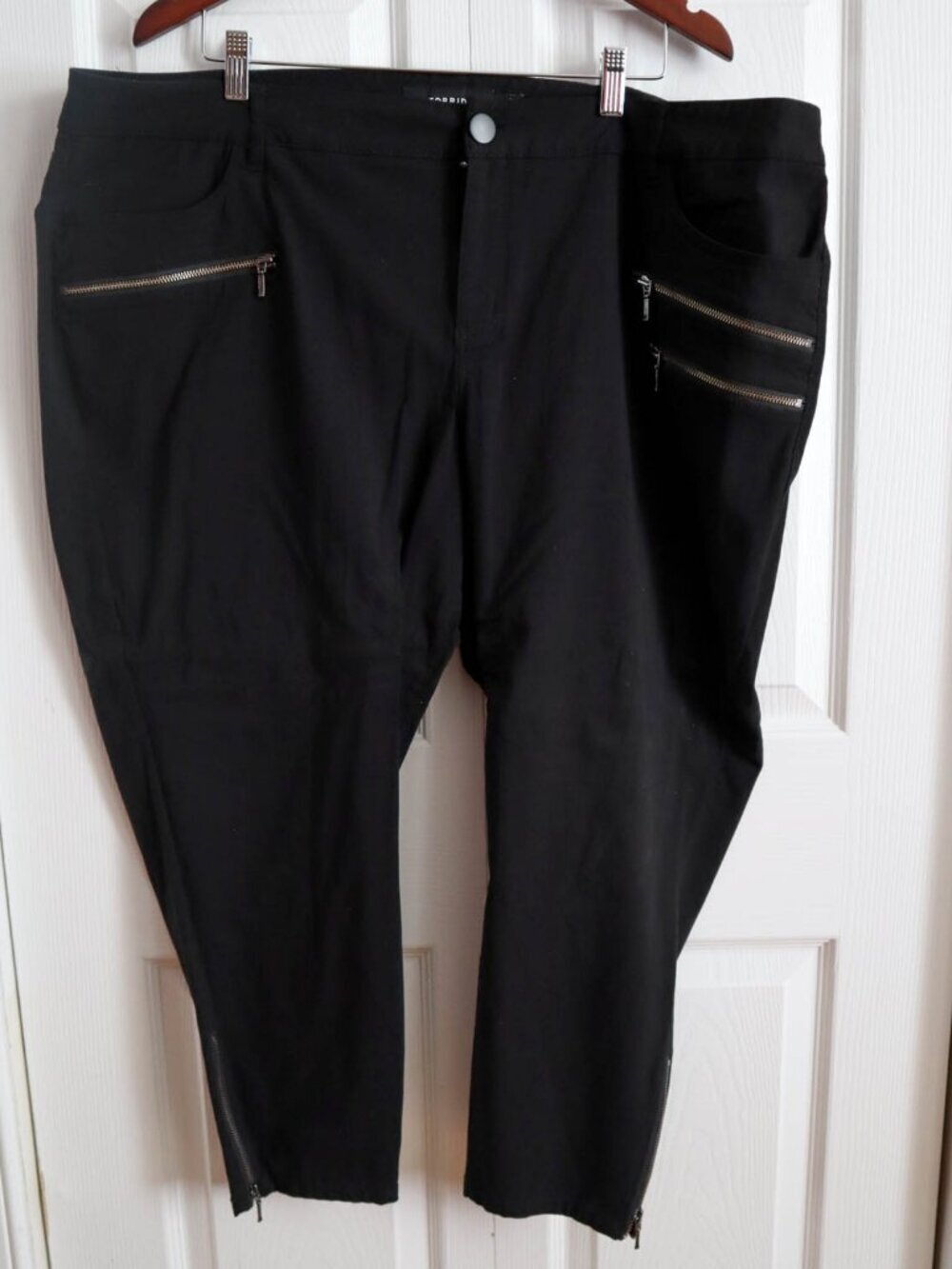Torrid Plus Size 24 4x Capri Ankle Pants Black w/ Zipper Accents